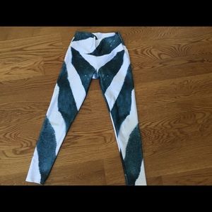 Super cute Noli animal print yoga leggings